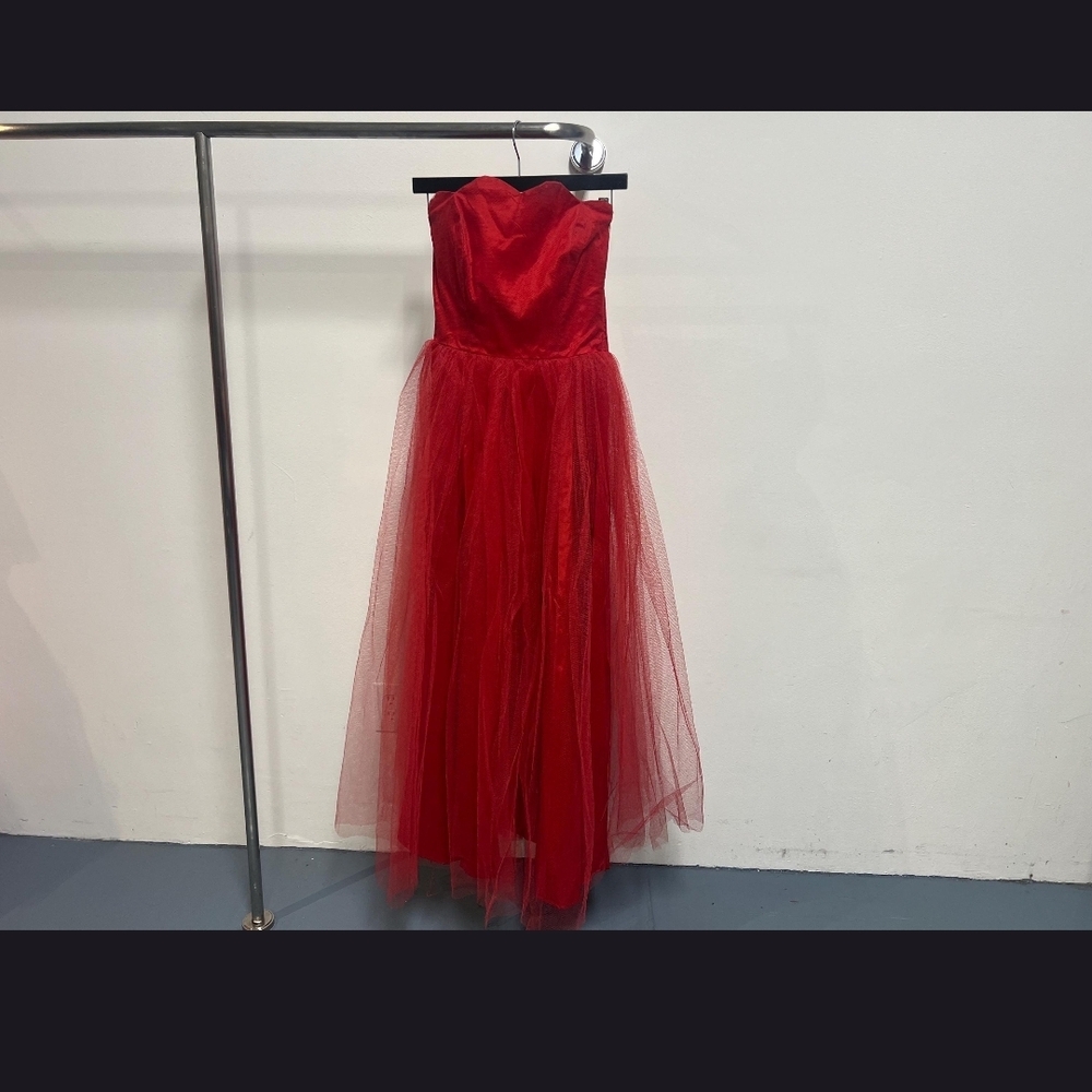 Elegant 1950s Red Tulle Strapless Gown